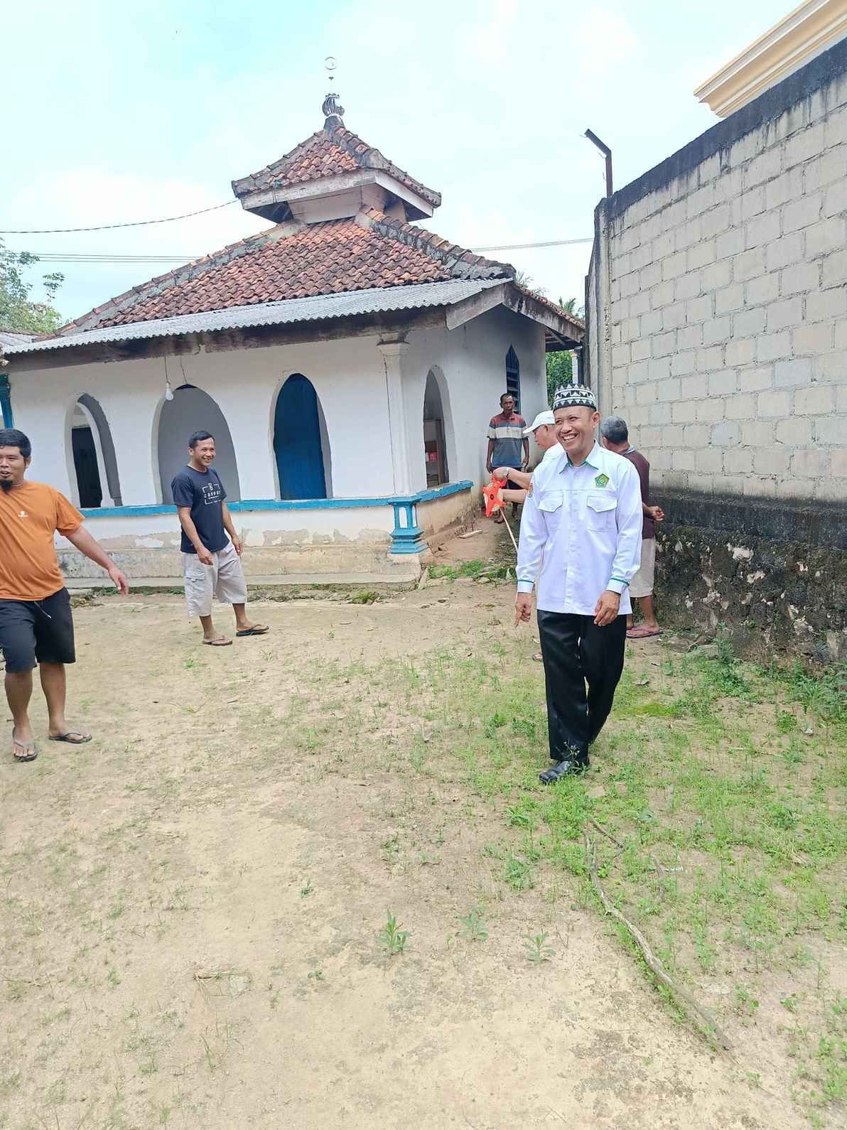 Kepala KUA Braja Selebah Ukur Tanah Wakaf 